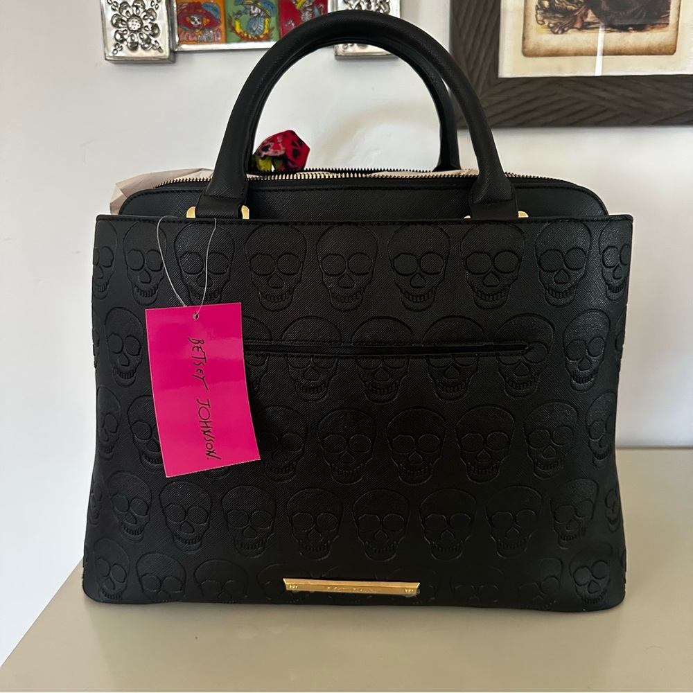 Betsey Johnson skull purse XO delta